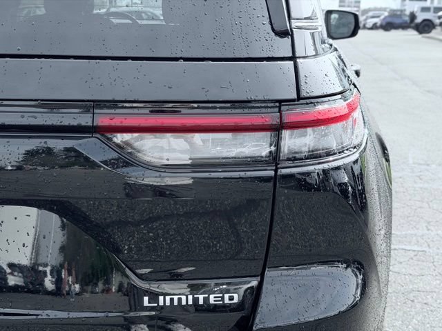 Used 2025 Jeep Grand Cherokee Limited AWD/4WD image 8
