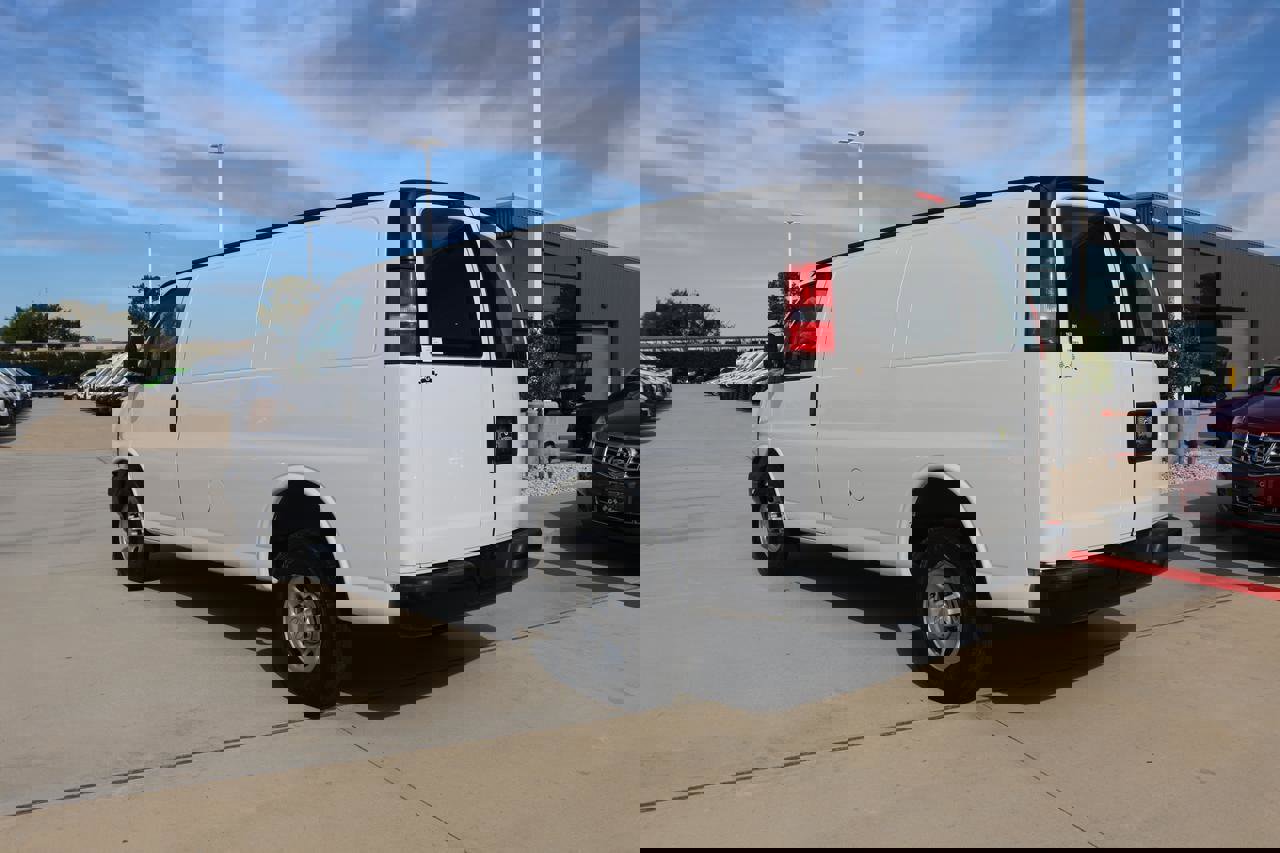 Used 2017 Chevrolet Express 2500 image 3