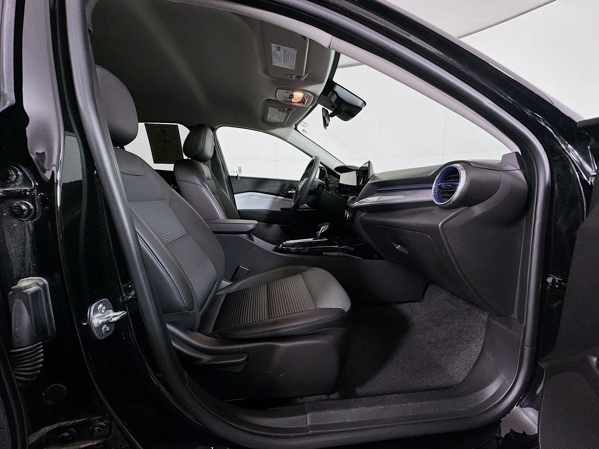 Used 2025 Chevrolet Trax LT image 29