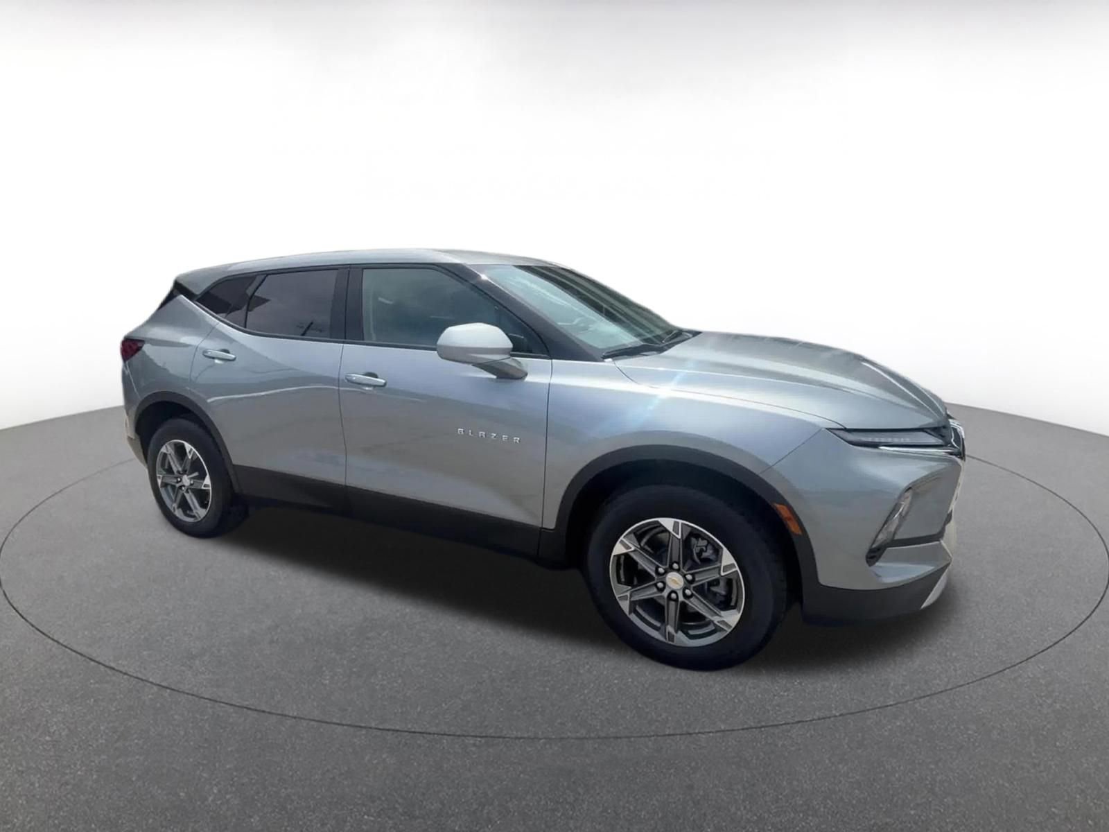 Used 2025 Chevrolet Blazer LT FWD image 2