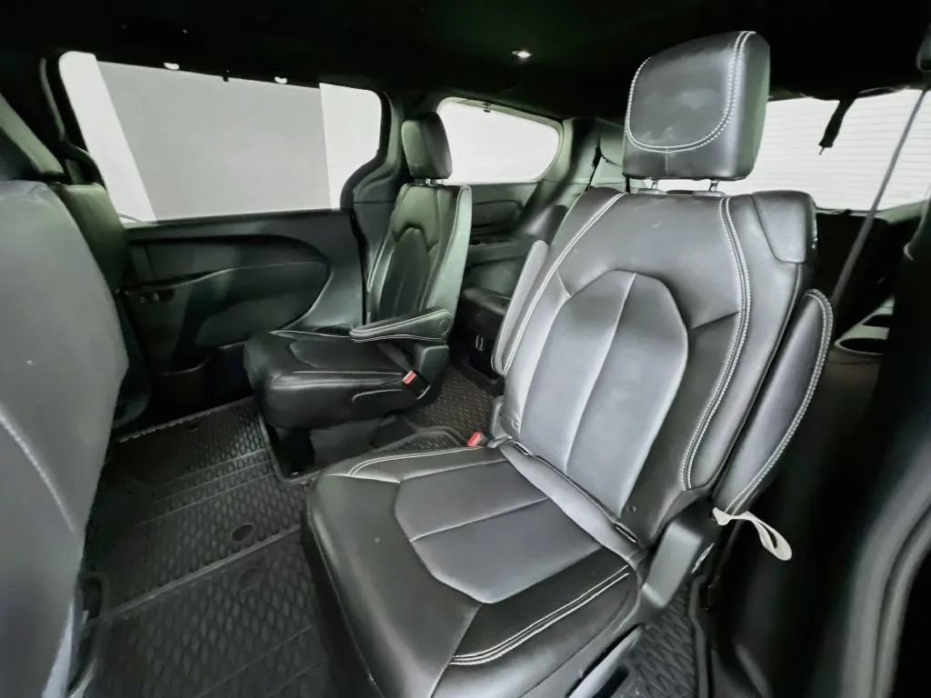 Used 2025 Chrysler Pacifica Select w/ Fav Edition Package FWD image 24