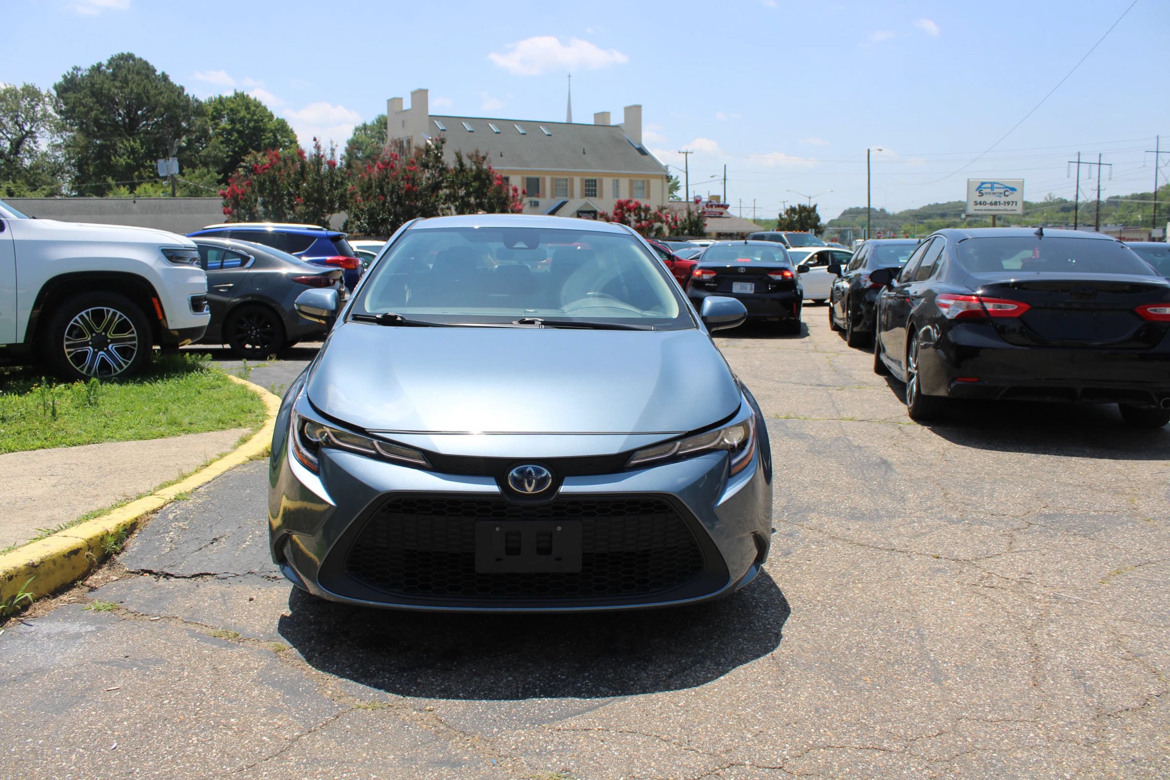 Used 2022 Toyota Corolla LE FWD image 3