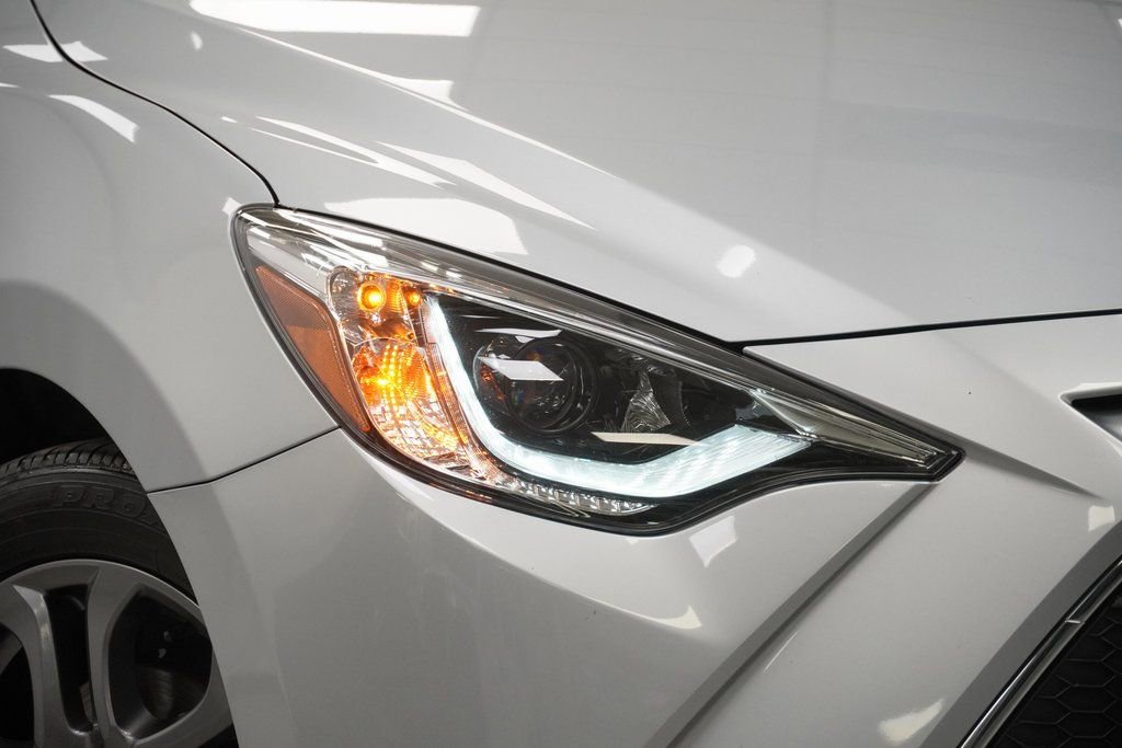 Used 2020 Toyota Yaris XLE image 6