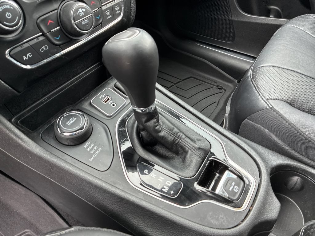 Used 2021 Jeep Cherokee Limited w/ Elite Package AWD/4WD image 10