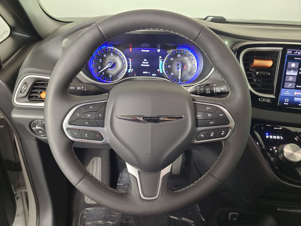 Used 2025 Chrysler Pacifica Select FWD image 12