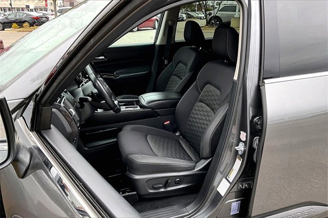 Used 2022 Nissan Pathfinder SV image 18