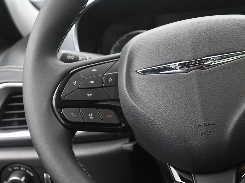 Used 2025 Chrysler Pacifica Limited image 30