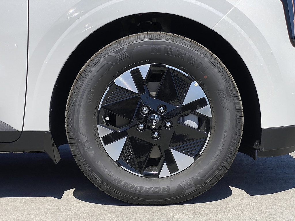 New 2026 Kia Carnival LXS FWD image 10