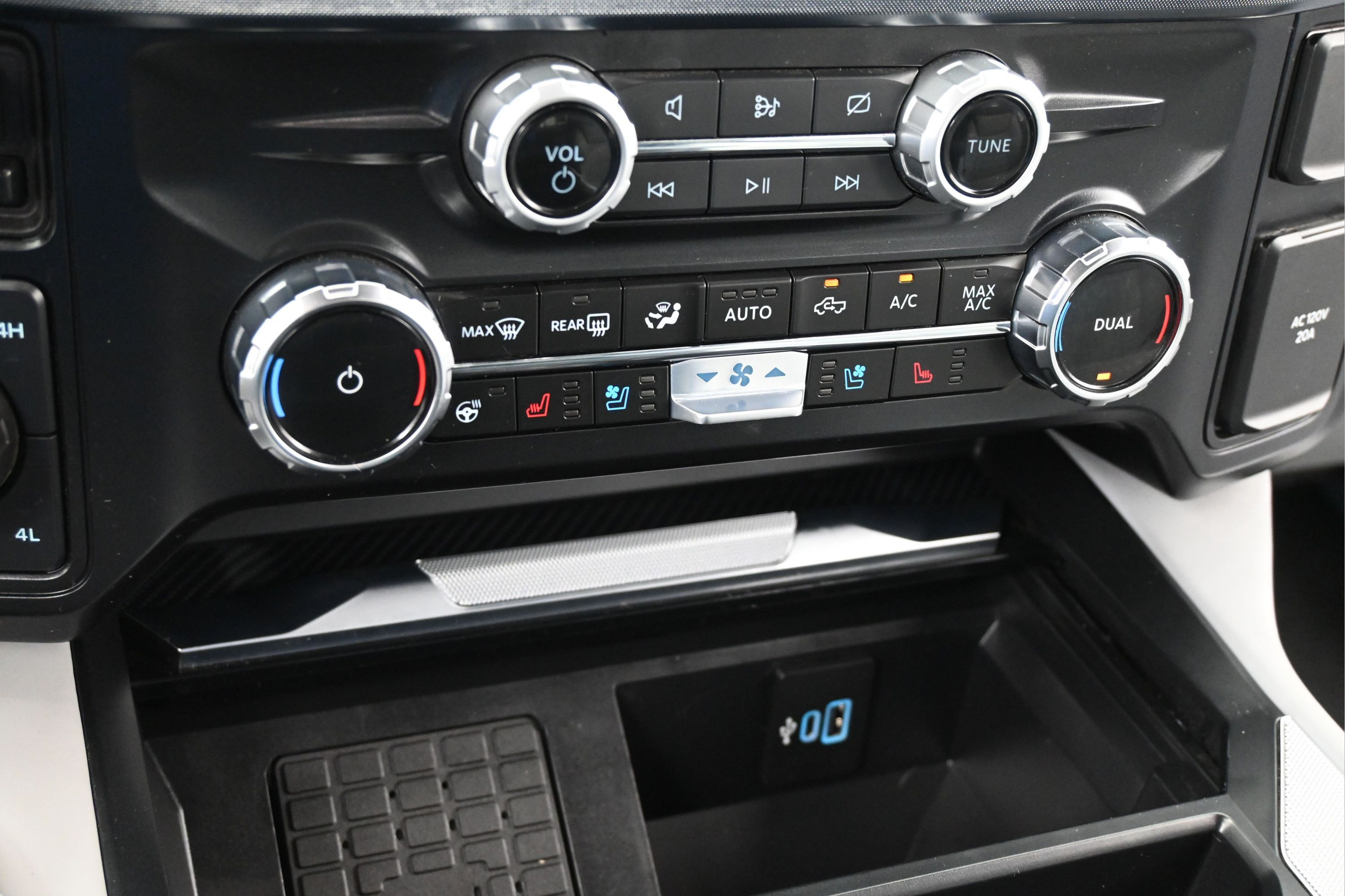 Used 2024 Ford F350 Limited w/ FX4 Off-Road Package AWD/4WD image 19