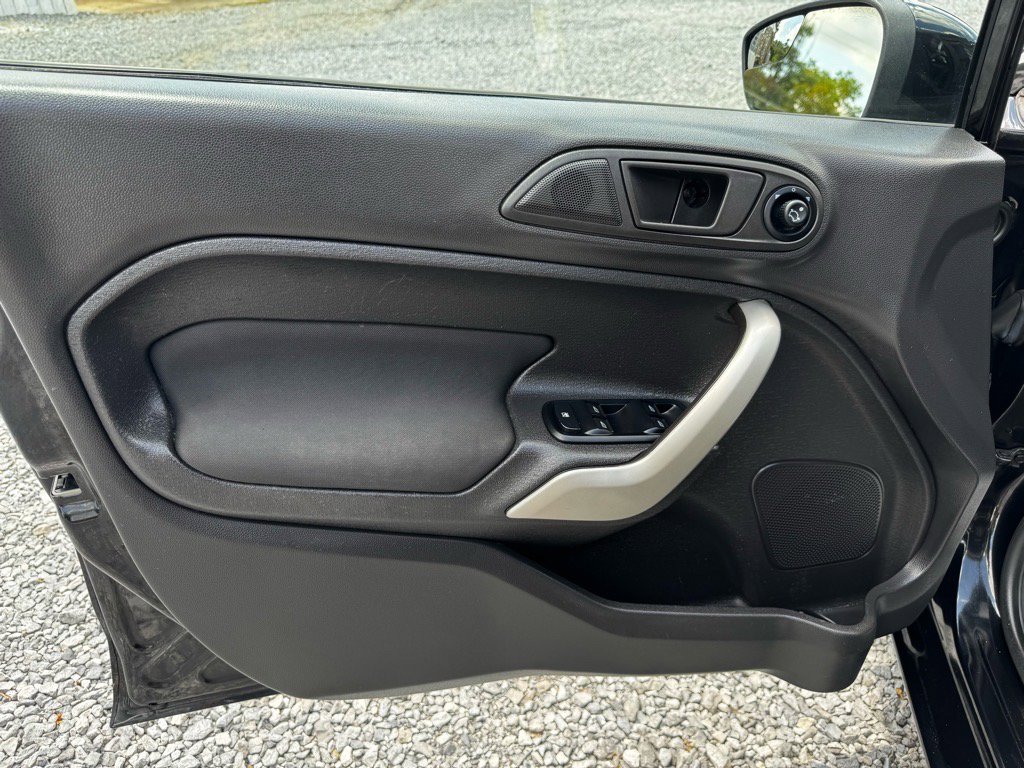 Used 2012 Ford Fiesta SE image 17