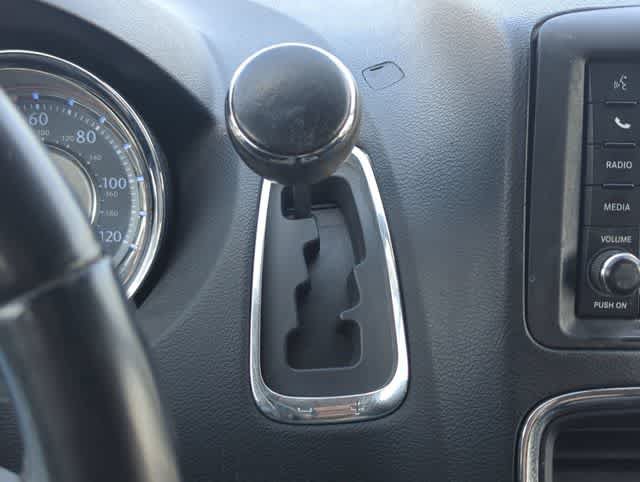 Used 2014 Chrysler Town & Country Touring FWD image 32