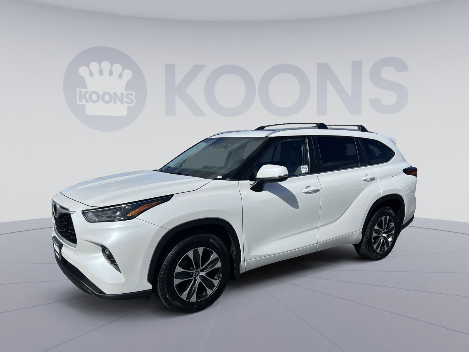 Used 2023 Toyota Highlander XLE AWD/4WD image 1
