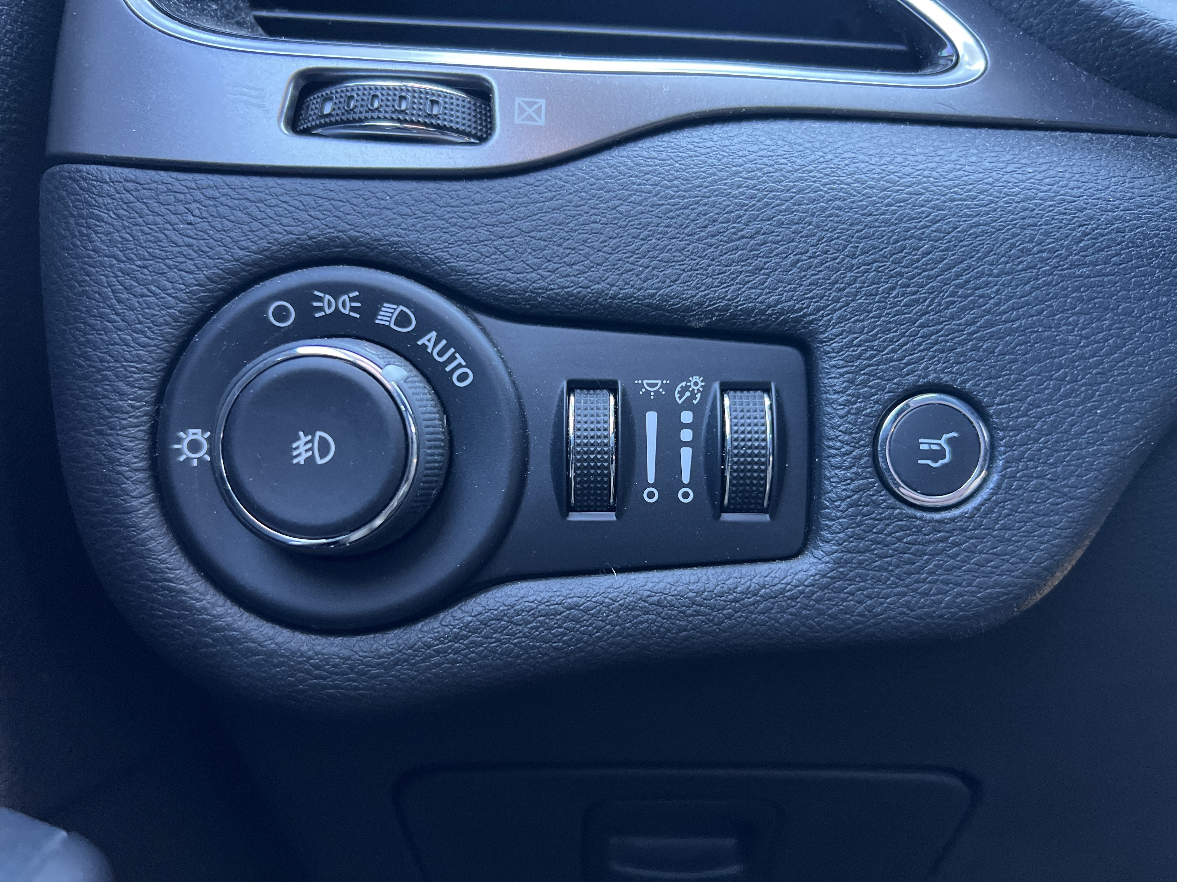 Used 2020 Jeep Cherokee Limited image 31