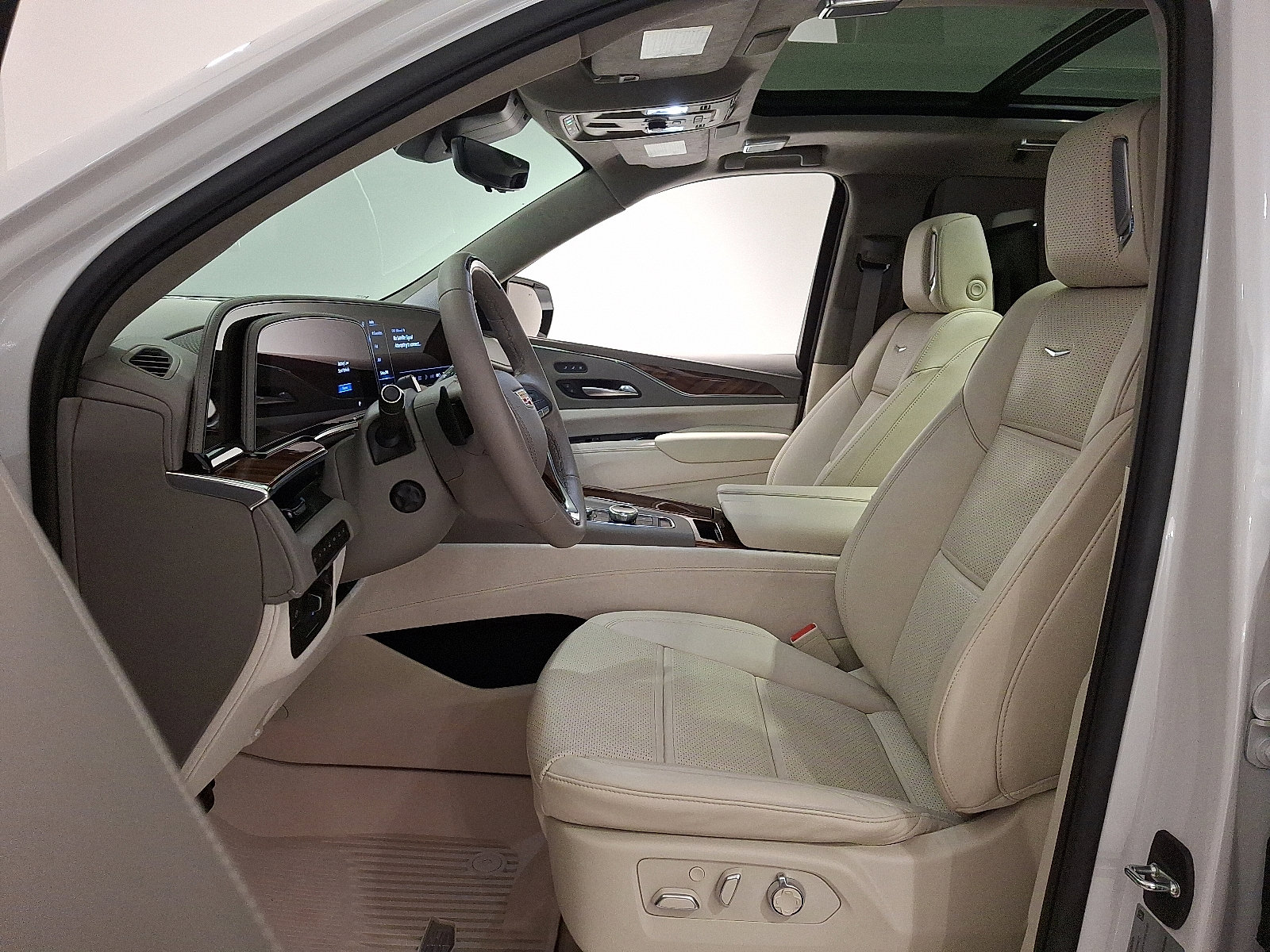 Certified 2024 Cadillac Escalade Sport Platinum w/ LPO, ONYX Package AWD/4WD image 14