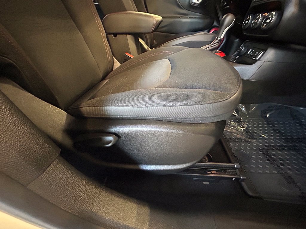 Used 2017 Jeep Renegade Trailhawk AWD/4WD image 27