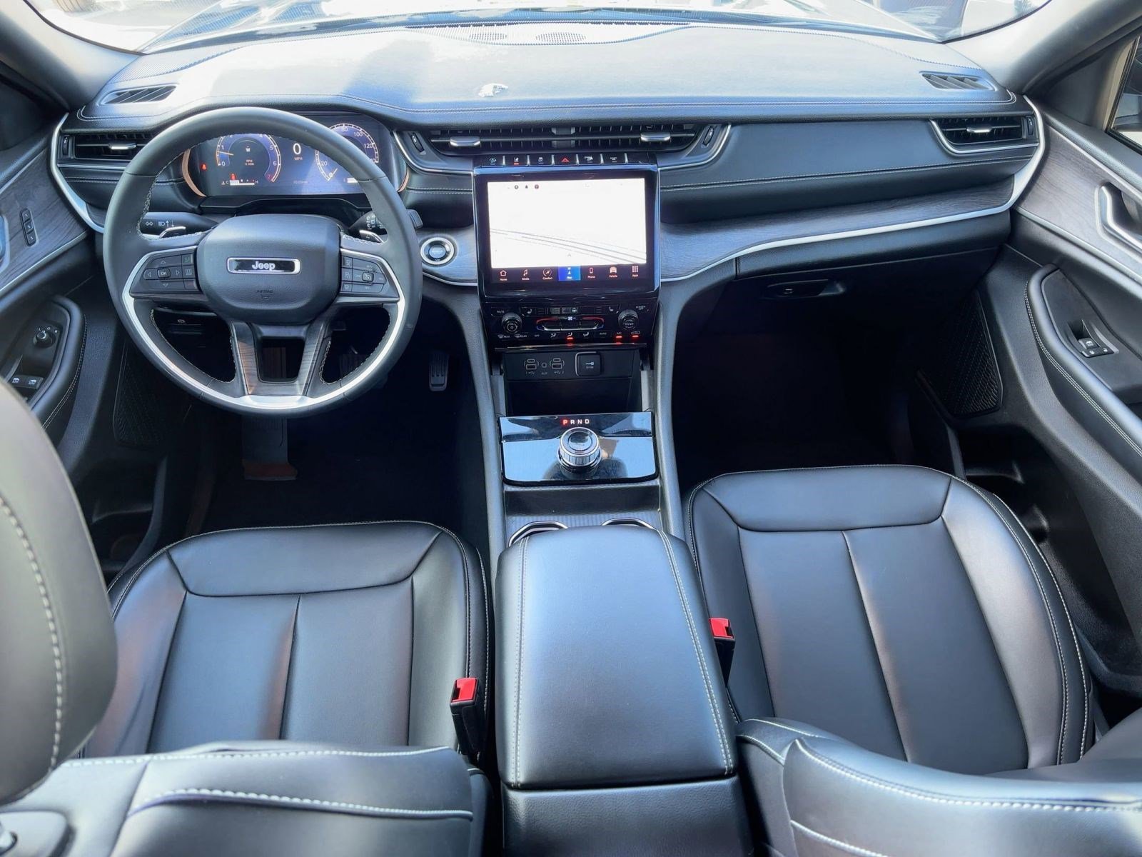 Used 2025 Jeep Grand Cherokee Limited w/ Black Appearance Package image 16