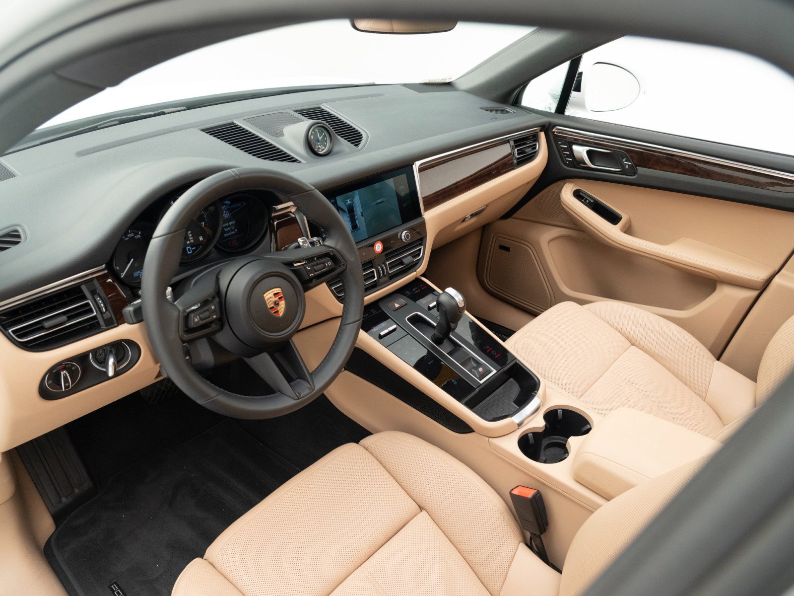 Certified 2025 Porsche Macan image 4
