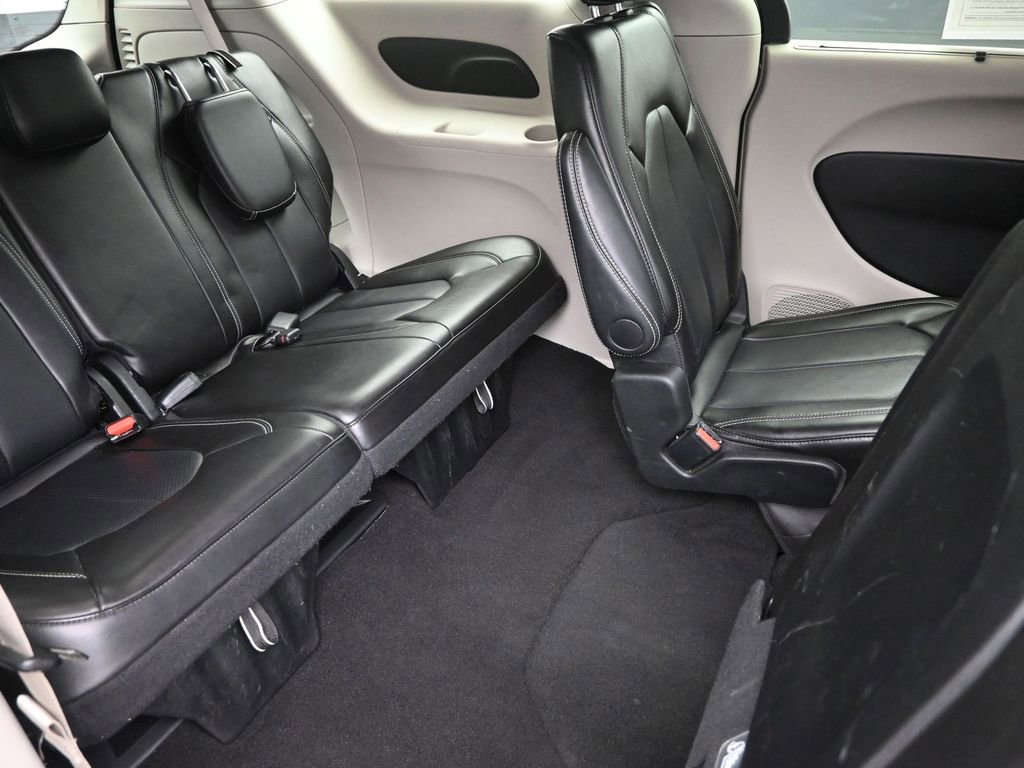 Used 2024 Chrysler Pacifica Touring-L image 10