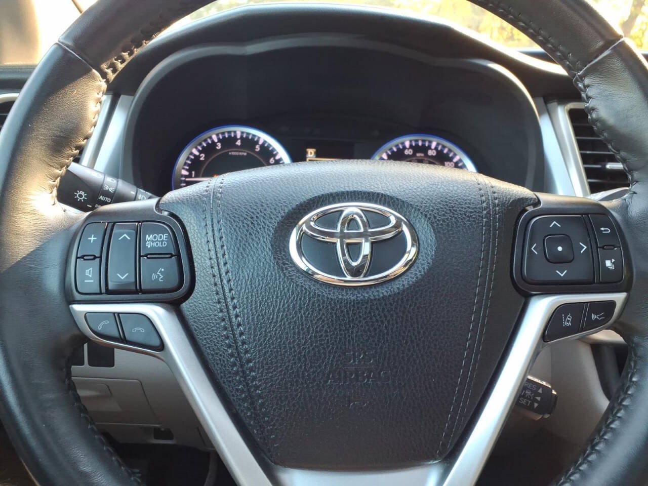 Used 2019 Toyota Highlander XLE FWD image 28