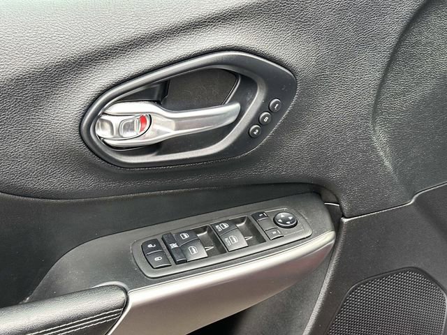 Used 2019 Jeep Cherokee Limited image 18