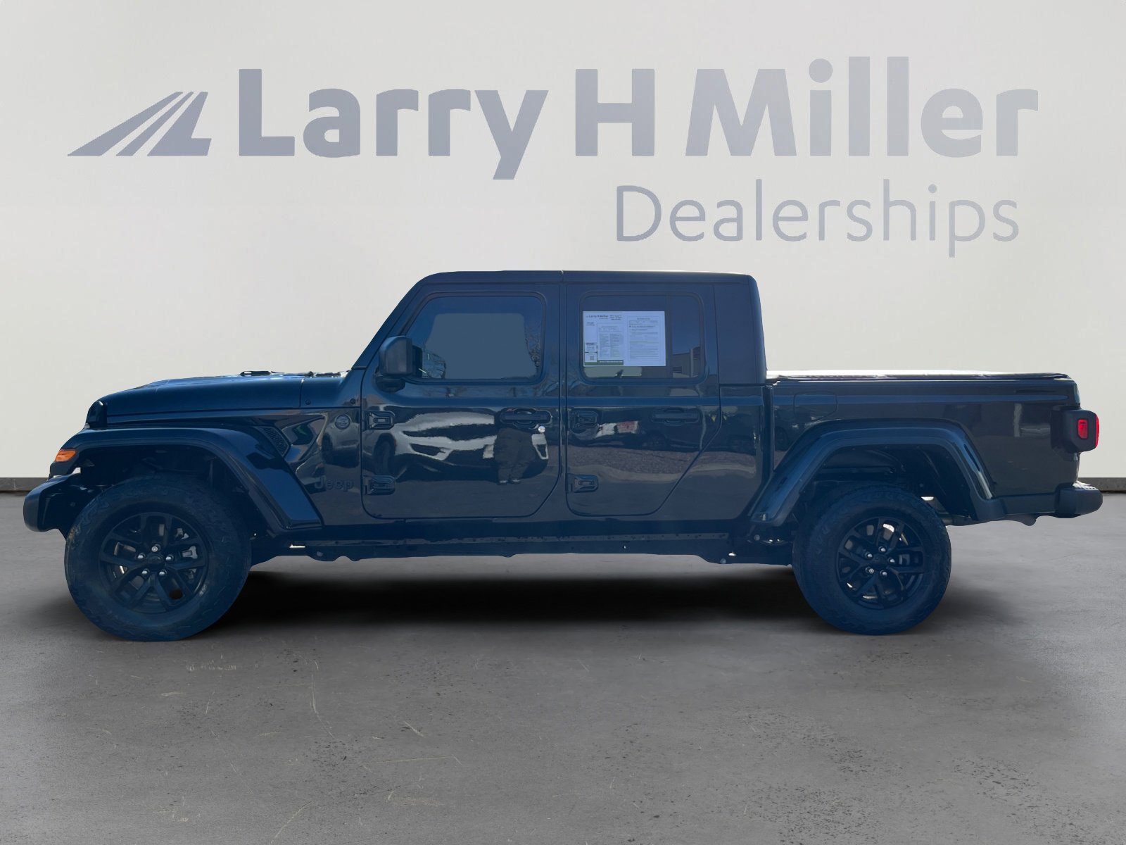 Used 2022 Jeep Gladiator Sport image 2