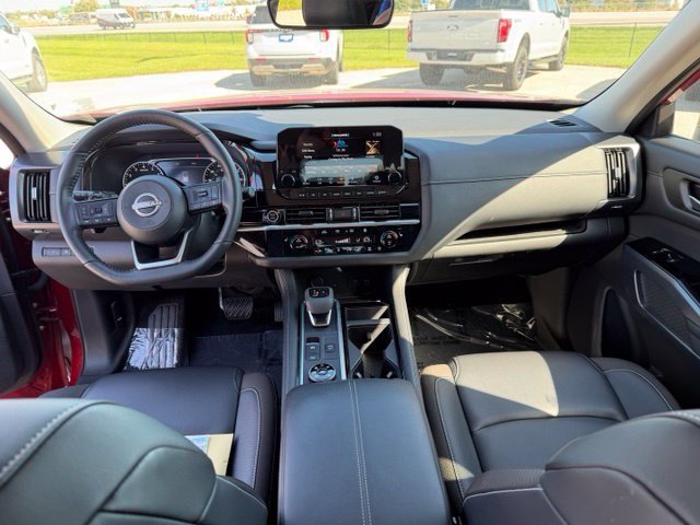 Used 2024 Nissan Pathfinder SL AWD/4WD image 30