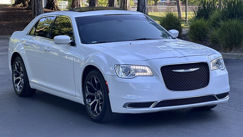Used 2015 Chrysler 300 Limited RWD image 3
