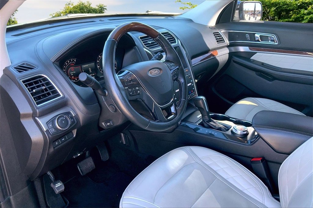 Used 2018 Ford Explorer Platinum image 16