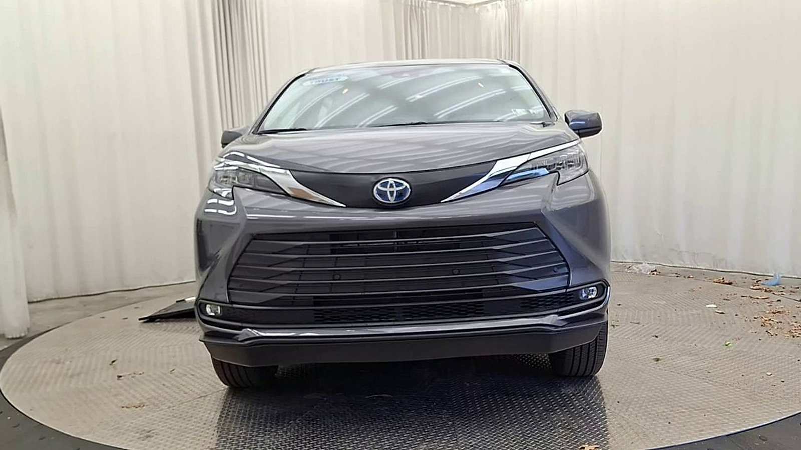 Used 2025 Toyota Sienna XLE w/ XLE Plus Package FWD image 4