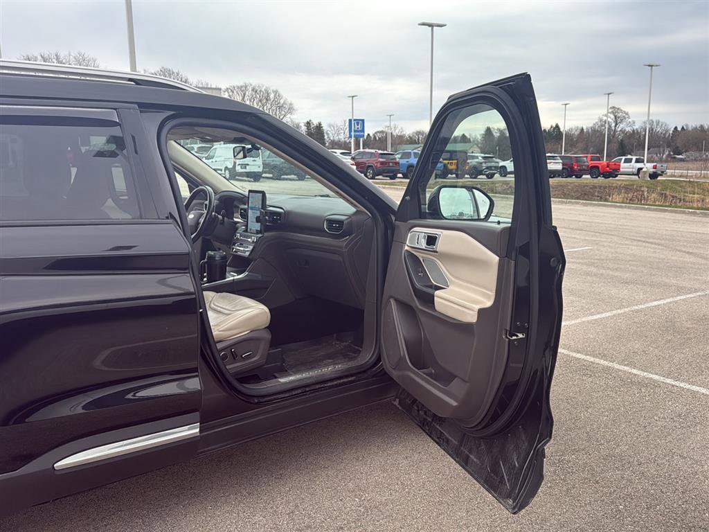 Used 2020 Ford Explorer Platinum w/ Premium Technology Package AWD/4WD image 20