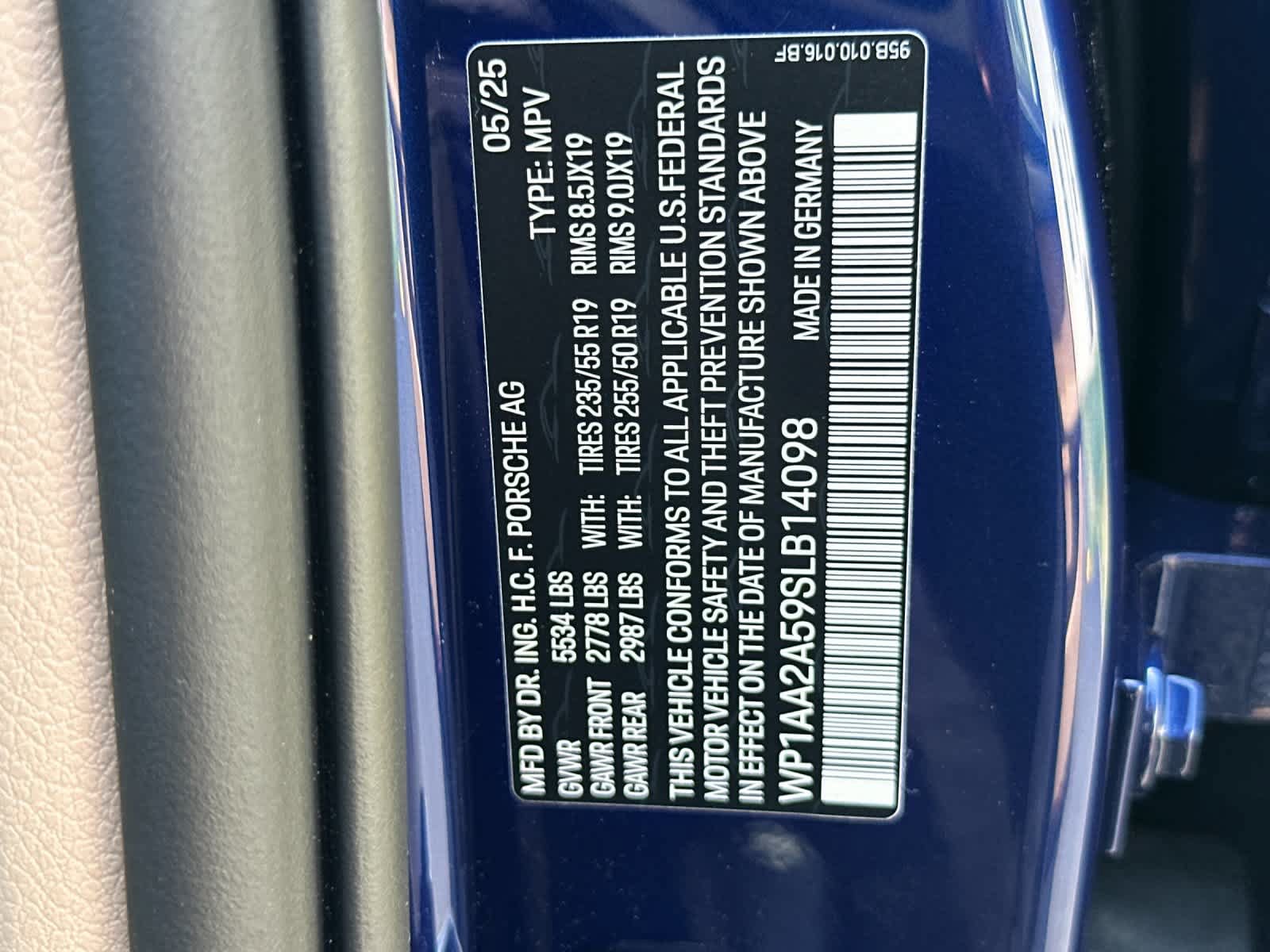 Certified 2025 Porsche Macan AWD/4WD image 32