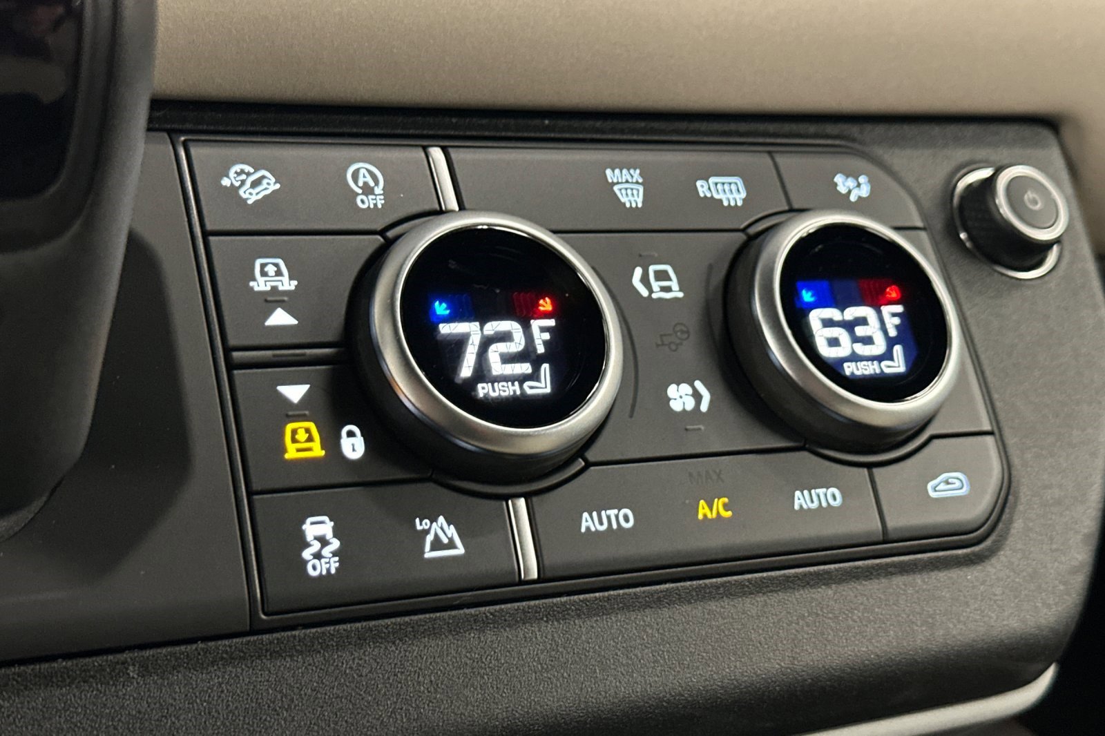 Used 2023 Land Rover Defender 130 X-Dynamic SE image 23