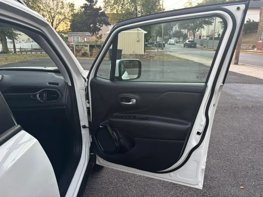 Used 2017 Jeep Renegade Altitude image 27