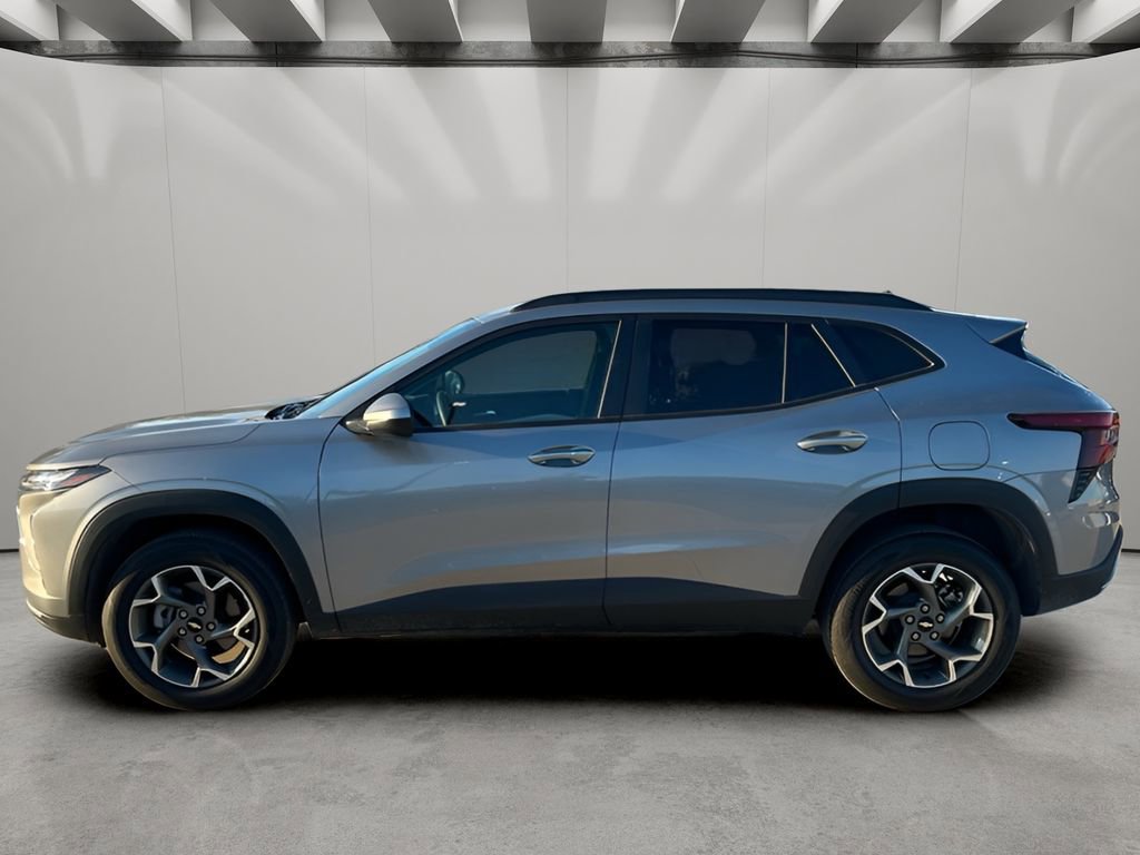 Used 2025 Chevrolet Trax LT w/ LT Convenience Package image 2