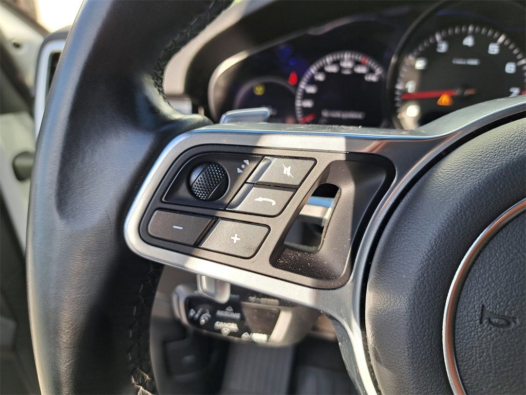 Used 2023 Porsche Cayenne Coupe image 20