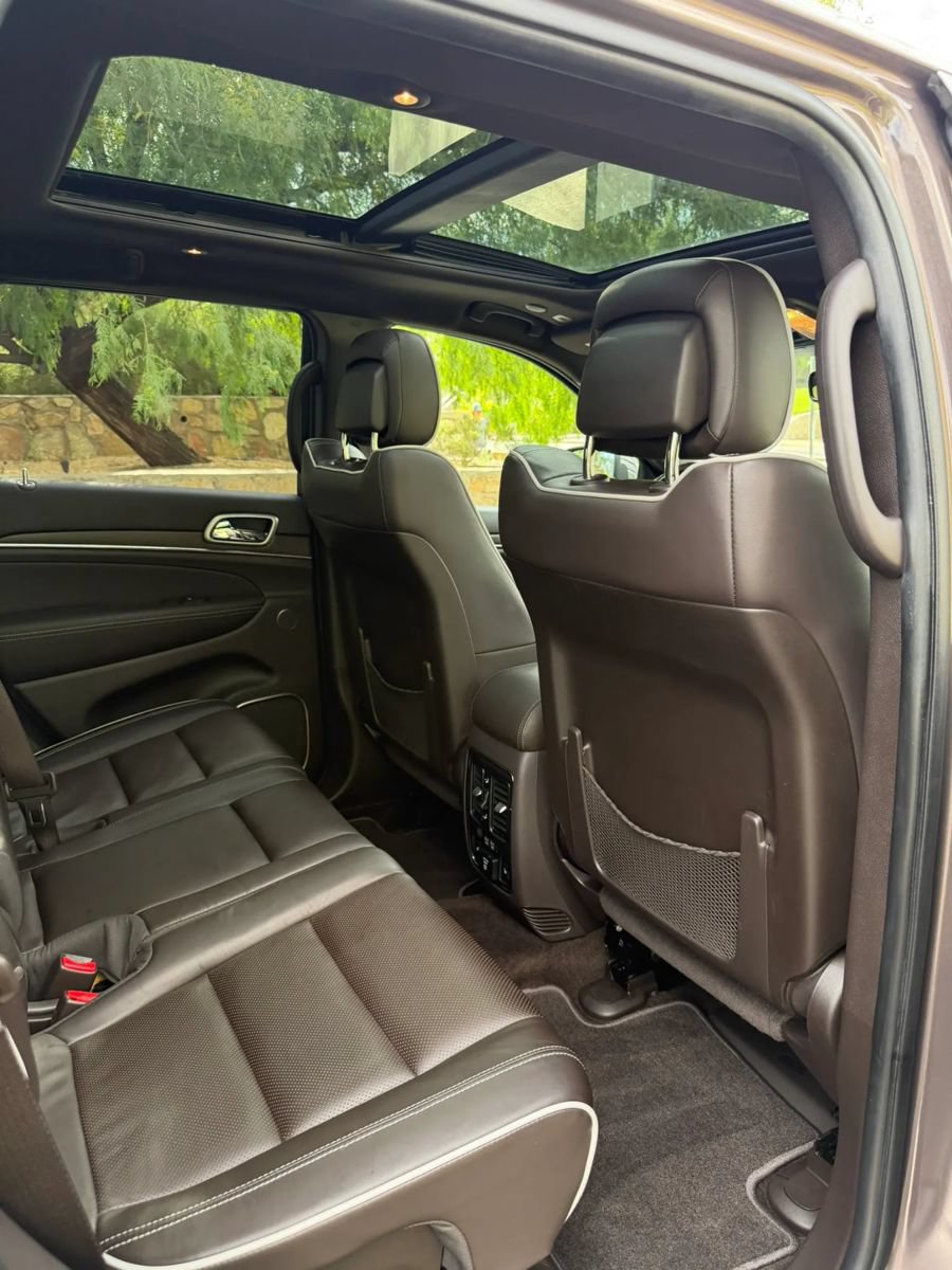 Used 2018 Jeep Grand Cherokee Overland AWD/4WD image 12