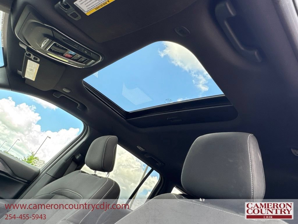 Used 2025 Jeep Grand Cherokee Laredo w/ Luxury Tech Group I AWD/4WD image 22