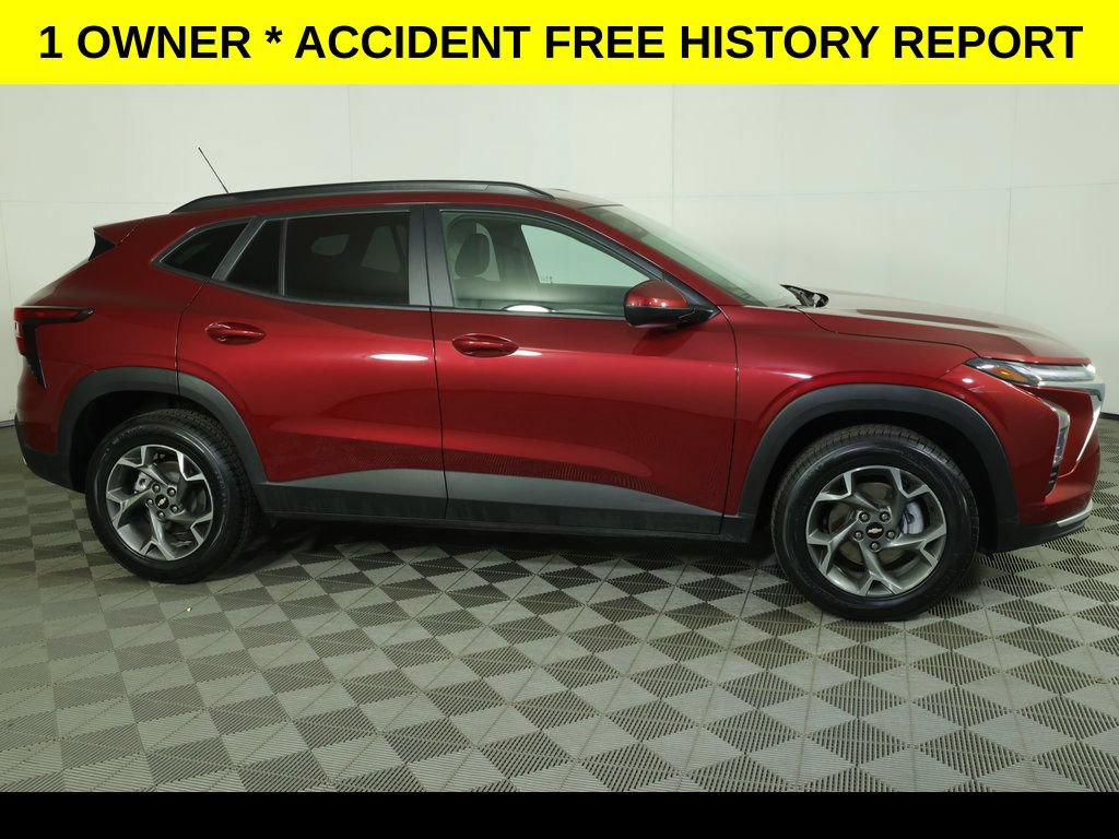 Used 2025 Chevrolet Trax LT FWD image 2