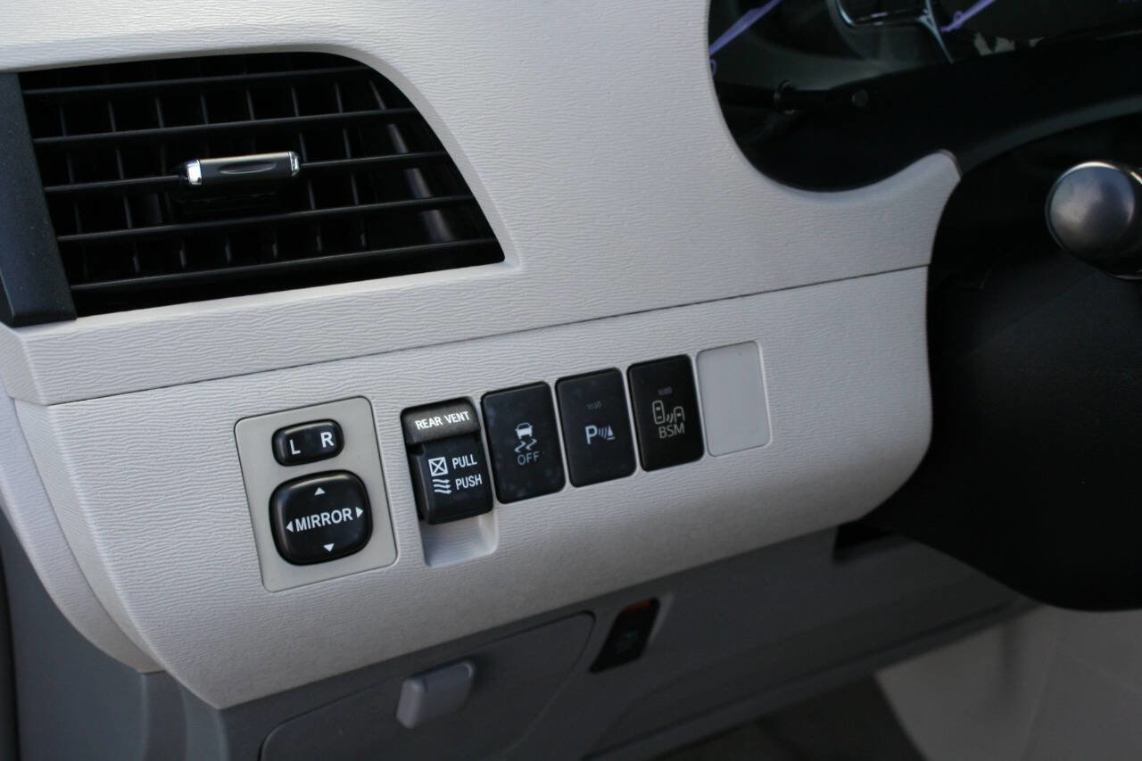 Used 2014 Toyota Sienna XLE image 16