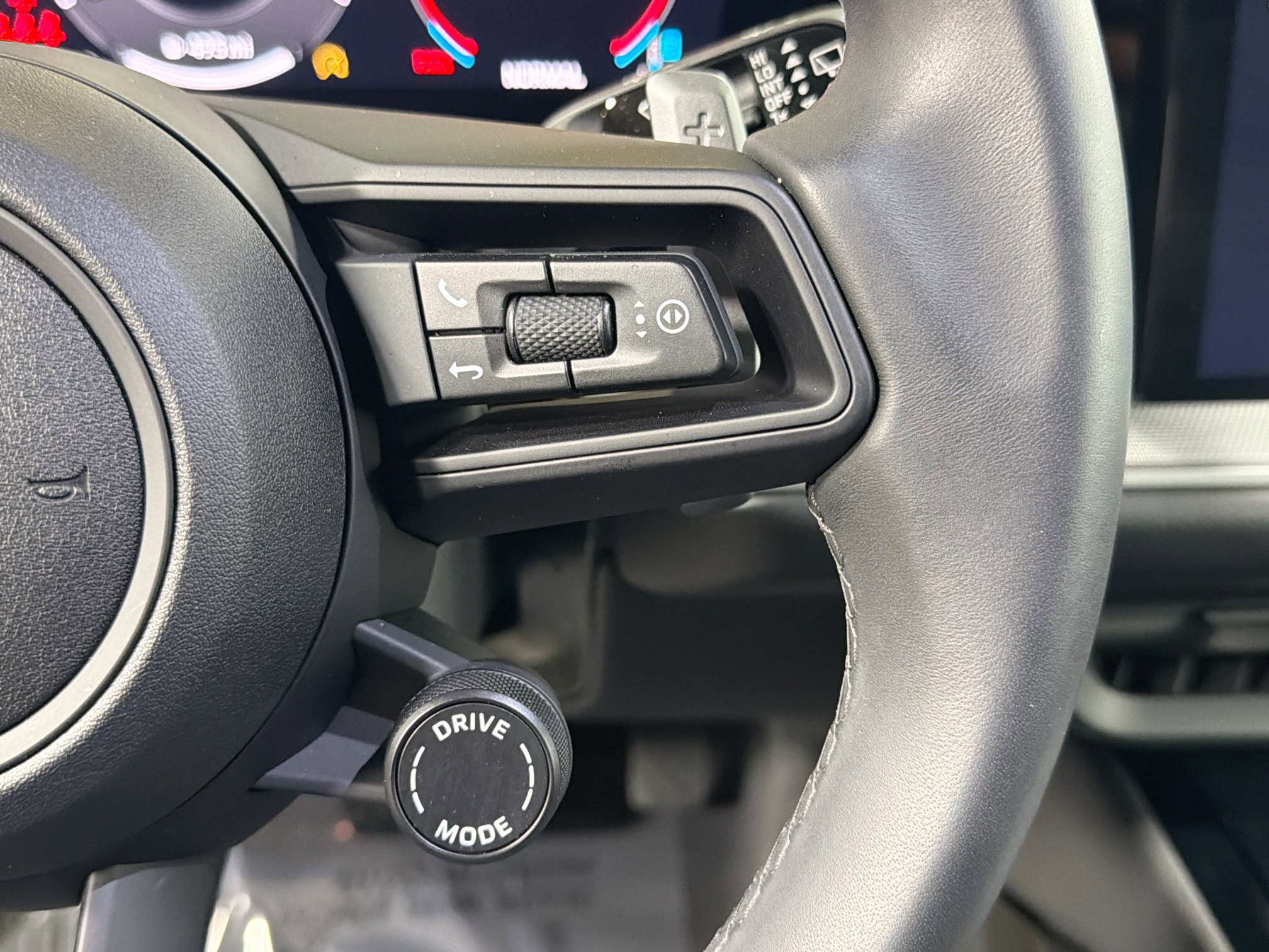 Used 2025 Porsche Cayenne image 38