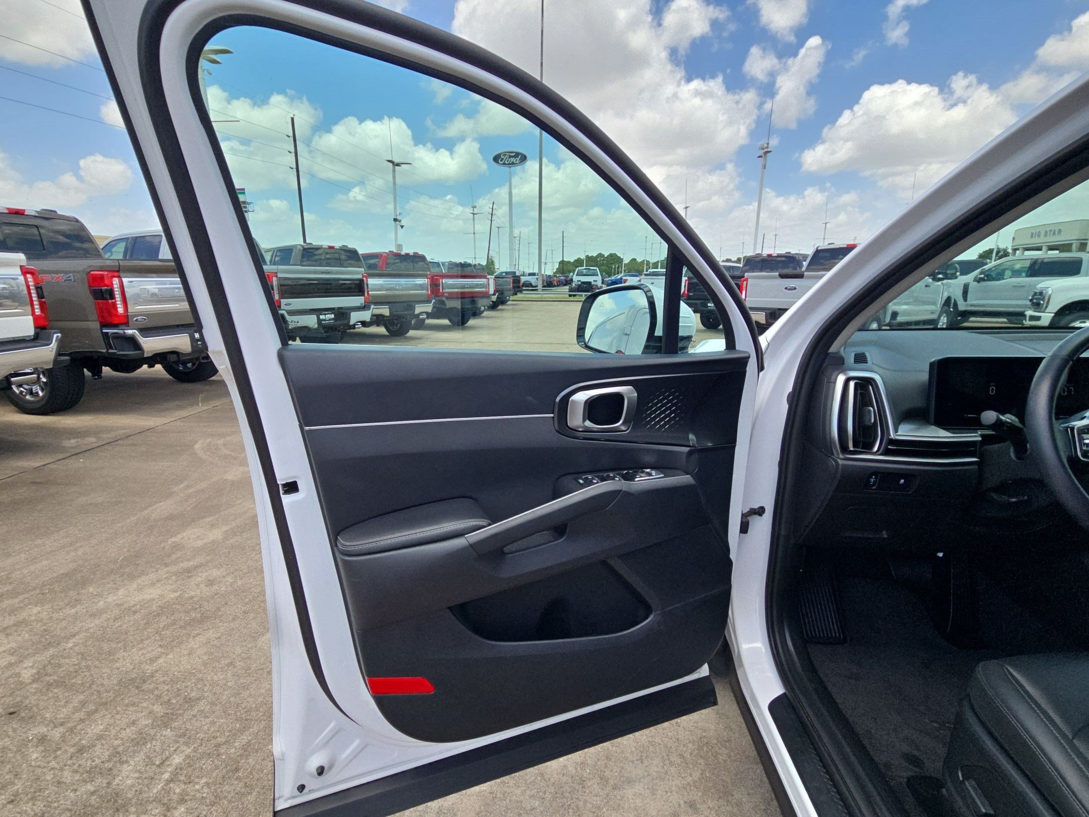 Used 2025 Kia Sorento S FWD image 14