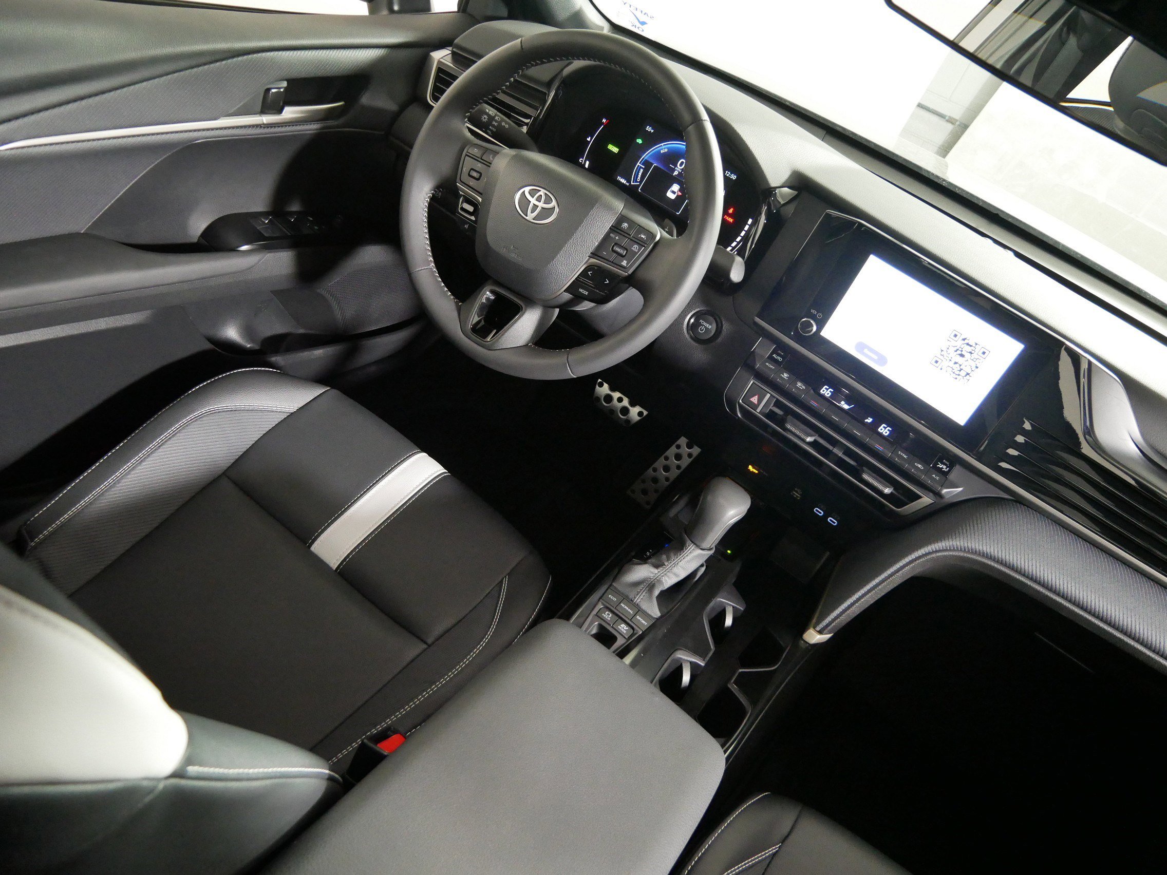 Used 2025 Toyota Camry SE FWD image 9