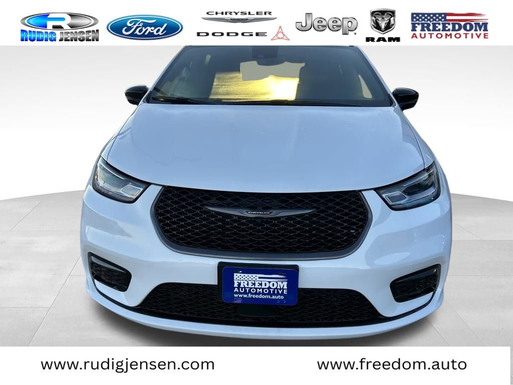 New 2026 Chrysler Pacifica Select image 2