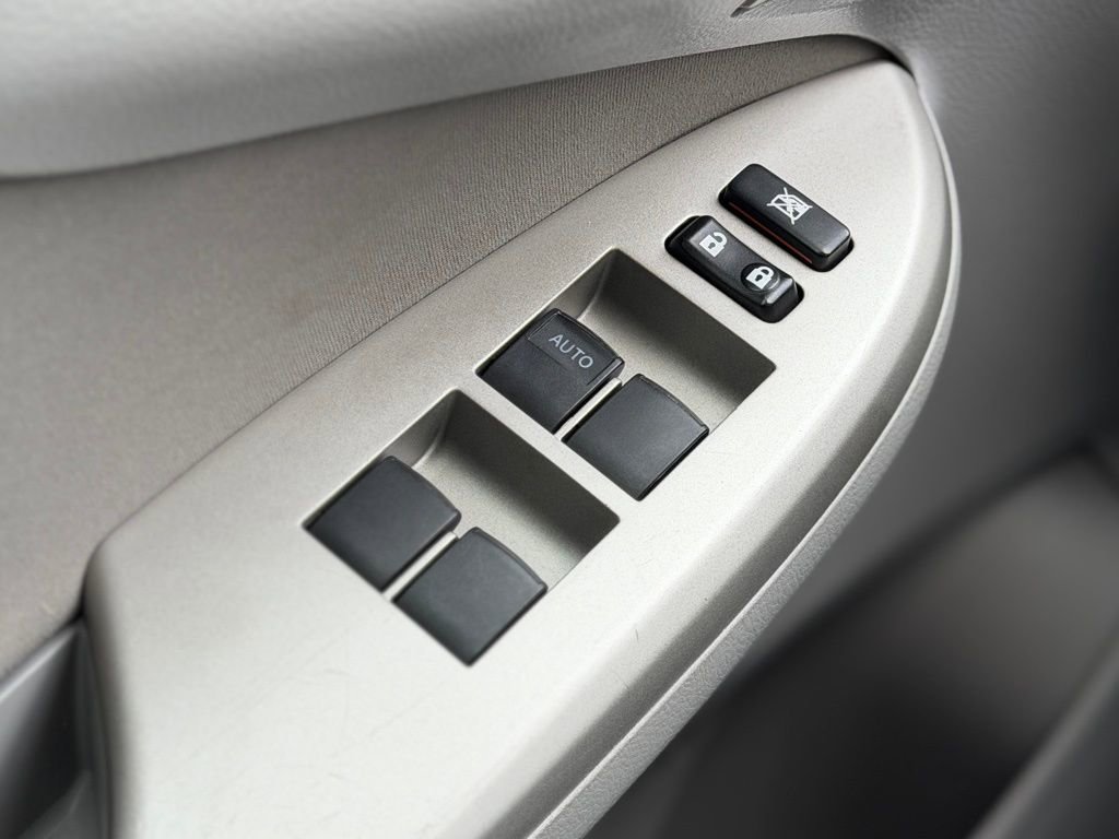 Used 2013 Toyota Corolla LE image 17