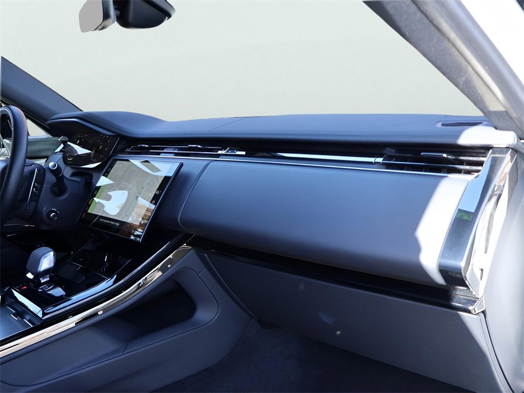 Used 2025 Land Rover Range Rover Sport SE image 10