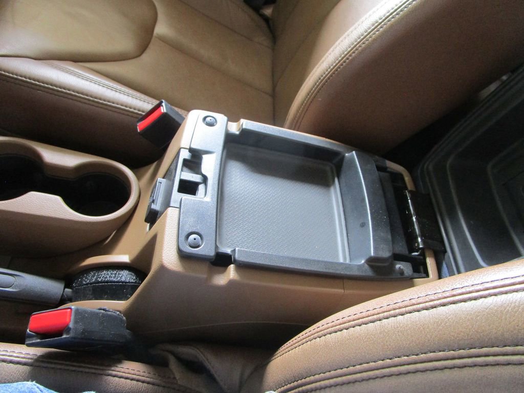 Used 2017 Jeep Wrangler Unlimited Sahara w/ Connectivity Group image 38