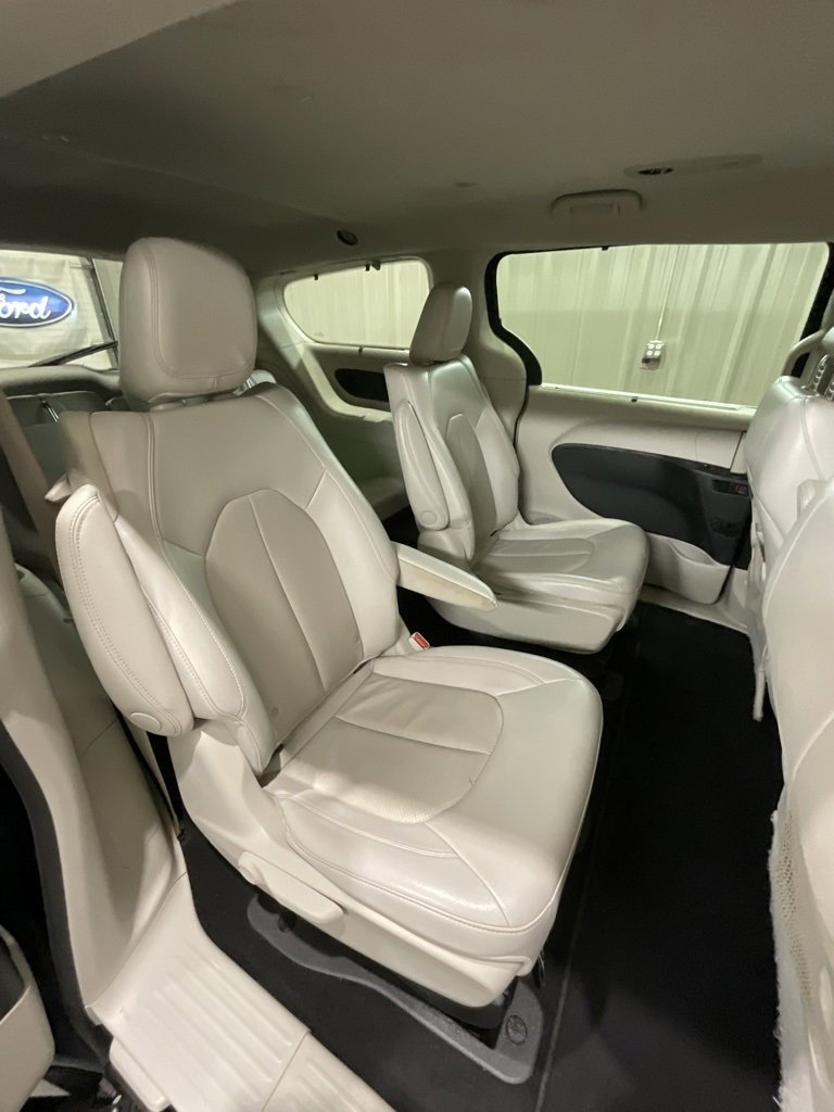 Used 2021 Chrysler Pacifica Touring-L image 14