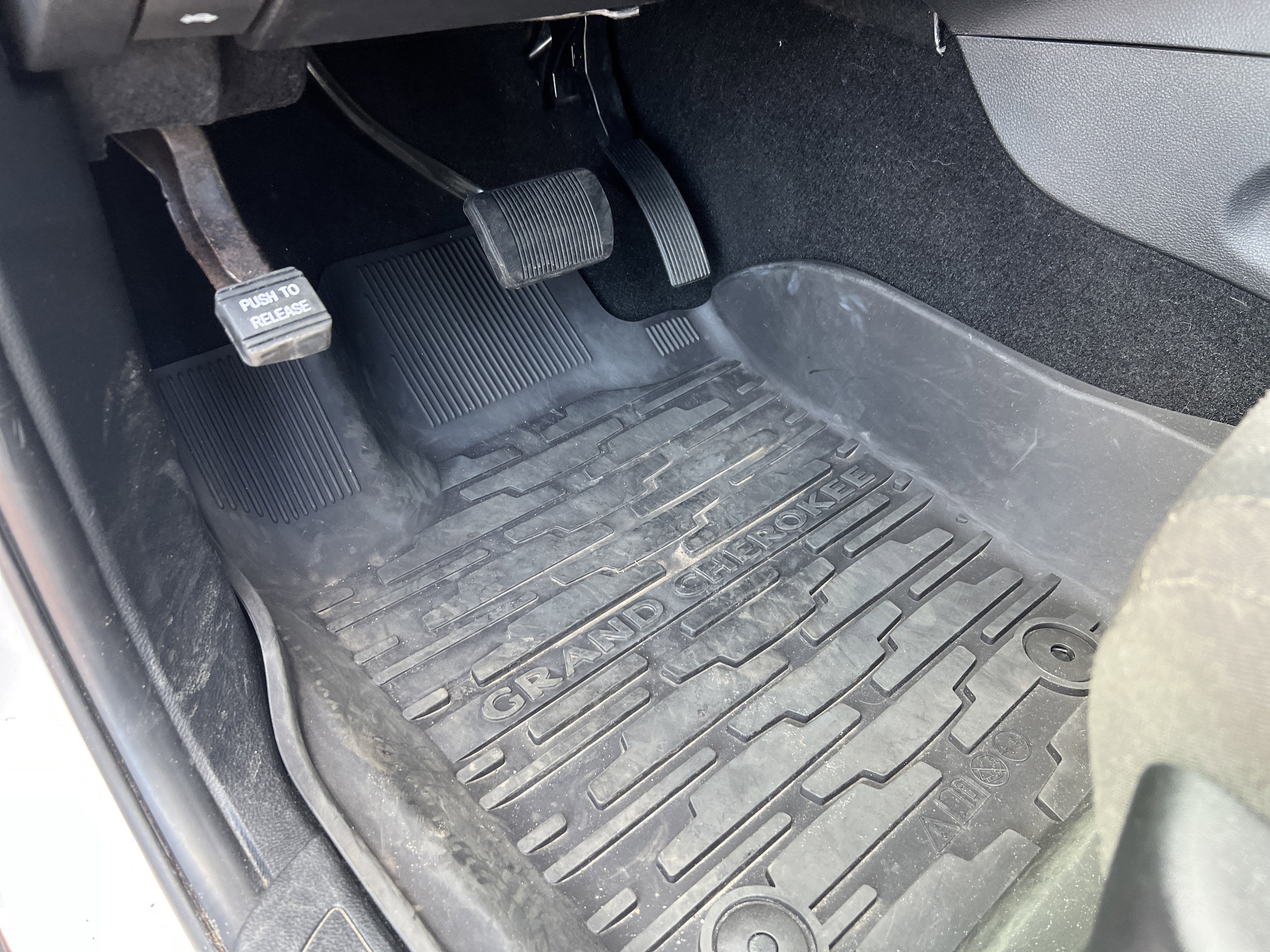 Used 2020 Jeep Grand Cherokee Laredo image 17