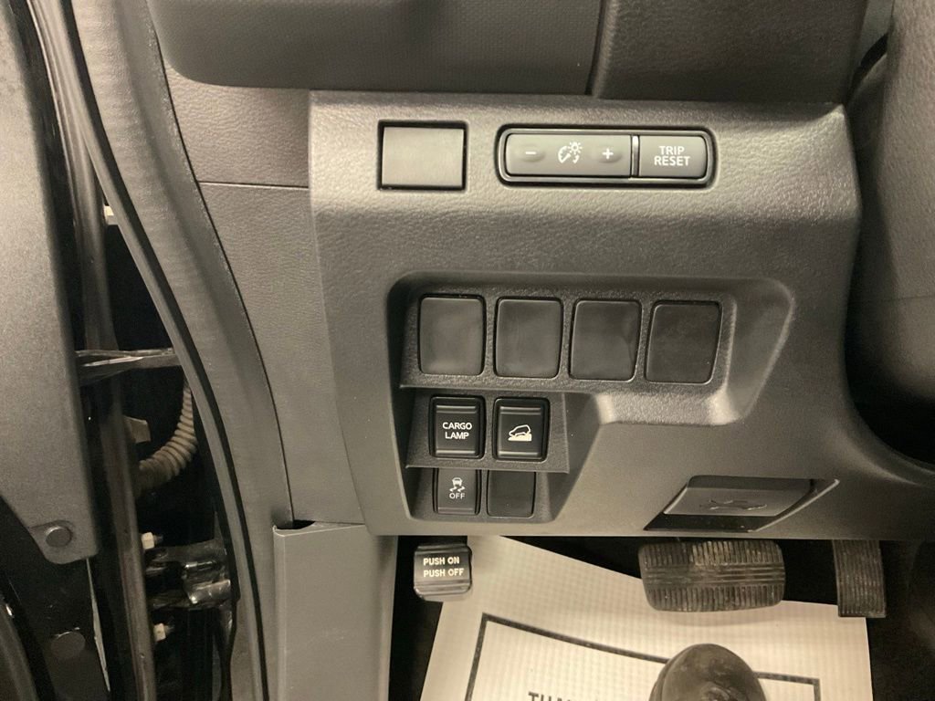 Used 2024 Nissan Frontier SV image 14