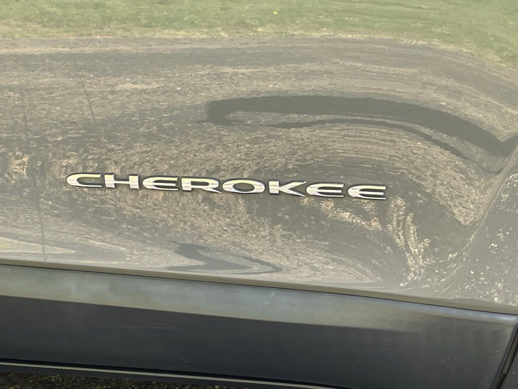 Used 2019 Jeep Cherokee Latitude Plus w/ Cold Weather Group AWD/4WD image 11